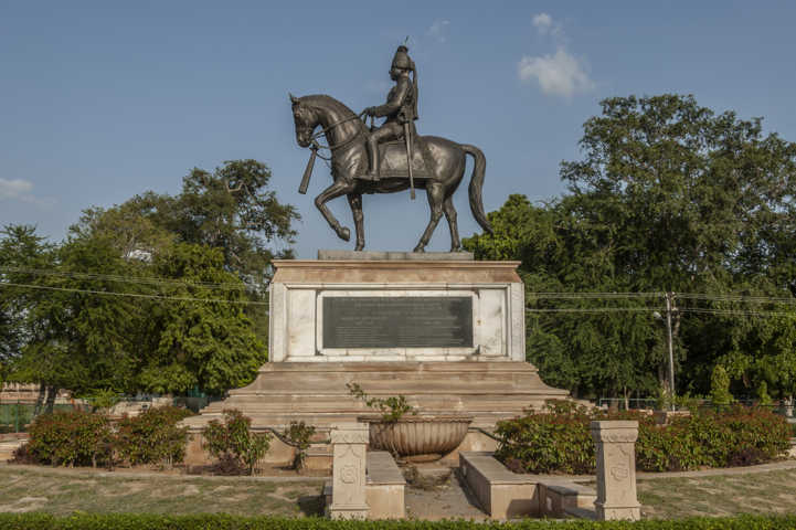 42 - India - Jaipur - estatua a Ras Rajendra Shri Maharadhiraj